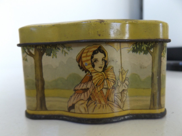 ORIGINAL RARE VINTAGE ANTIQUE EUROPE TEA TIN in Arts & Collectibles in Oakville / Halton Region - Image 3
