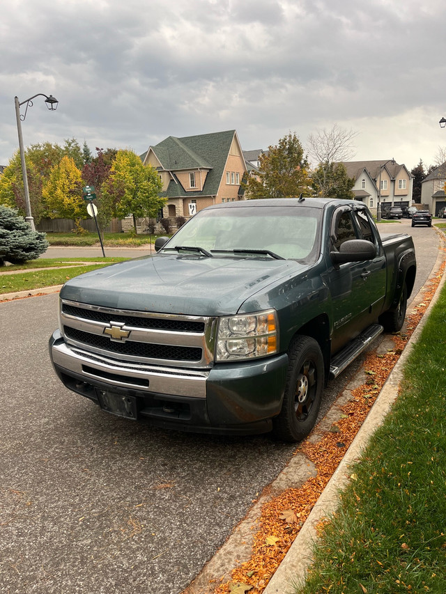 2010 Silverado 4x4 v8 300km in Cars & Trucks in Oshawa / Durham Region