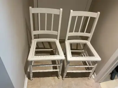 À donner, deux chaises en bois., View more