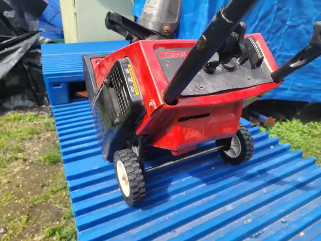 Toro Piwerlite 98cc Engine 16" Width/Cut 2 Stroke Snowblower in Snowblowers in Windsor Region - Image 8