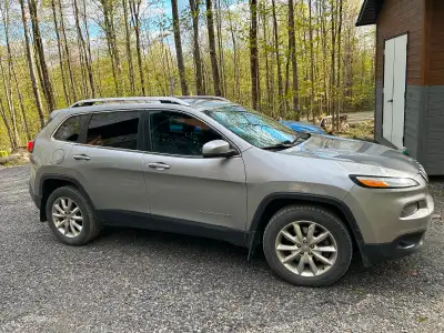 Cherokee Limited Couleur argent Moteur 3,6L 201 000km En tres bon état. Sièges en cuir chauffants et...