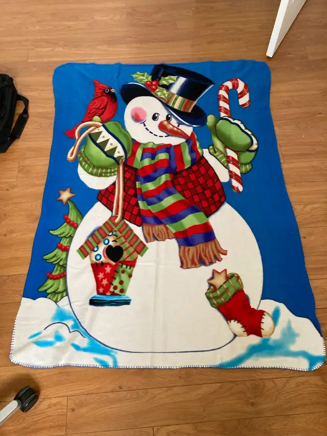Fleece Christmas Blanket in Home Décor & Accents in Calgary - Image 2