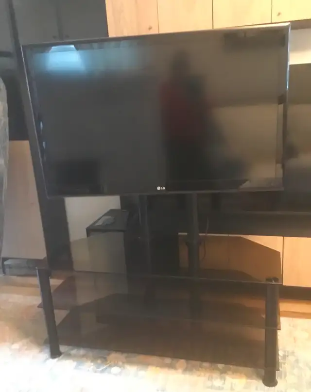 TV Stand glass shelves with 47” LG TV62864745920001124