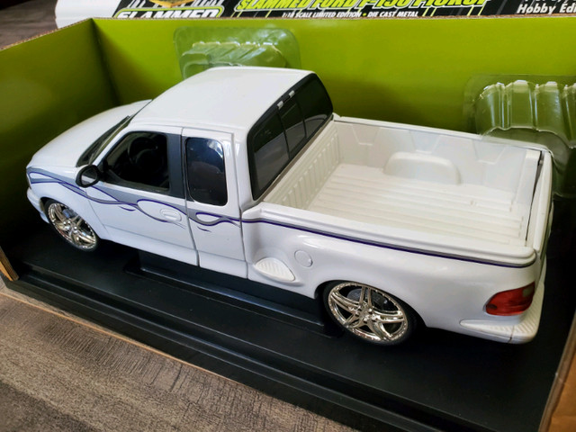 1:18 Diecast RC2 ERTL Slammed Ford F-150 Pickup White in Arts & Collectibles in Kawartha Lakes - Image 2
