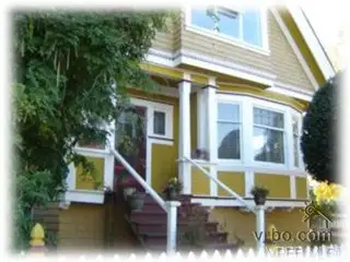 James Bay private room in a beautiful historical home with your own bathroom attached. TV, high spee...