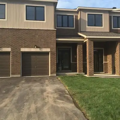 3Bds 3Bths, basement finished townhouse in Kanata north for rent