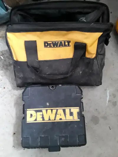 Green Beam Self-Leveling Cross Line Laser Level, 100ft range. Dewalt bag, case, mount and laser leve...