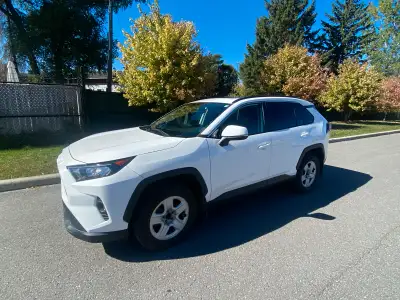 White 2021 TOYOTA RAV4 XLE AWD, with 61,000 km mileage. Purchased from a dealer of reconstructed car...