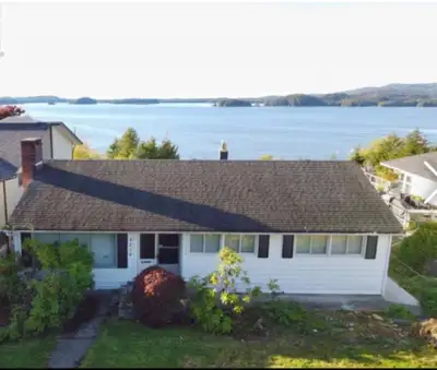 3 bed, 1 bath Large rec room In-unit laundry Ocean view -older home - no dishwasher -shared yard wit...