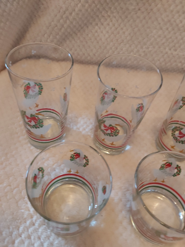 Vintage 1980's Libbey Set of 7 Christmas Goose & Wreath Glasses! in Arts & Collectibles in Saint John - Image 2