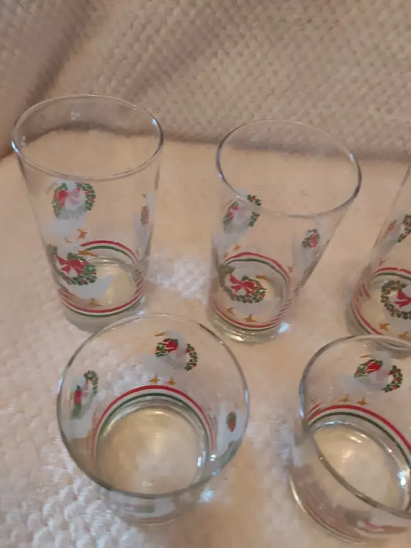 Vintage 1980's Libbey Set of 7 Christmas Goose & Wreath Glasses! in Arts & Collectibles in Saint John - Image 3