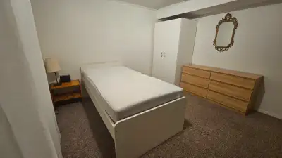 This room is ideal for a student or working professional. Large room furnished with a single bed, a...