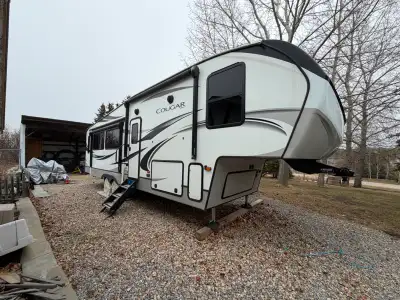 2020 Cougar 30RLS Half Ton 5th Wheel for sale by original owner. Transferrable extended warranty unt...