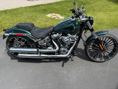 H-D Softail Breakout FXBR, two tone green, upgraded LED signal/running lights, cruise control, forwa...