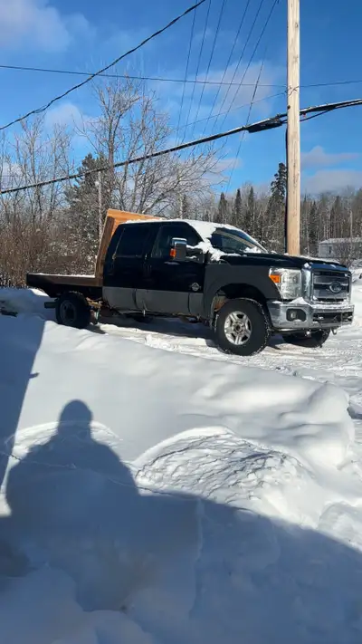 2011 f350 lariat 6.7 Powerstroke, t&d, runs and drives good brand new calipers,pads, rotors new rear...
