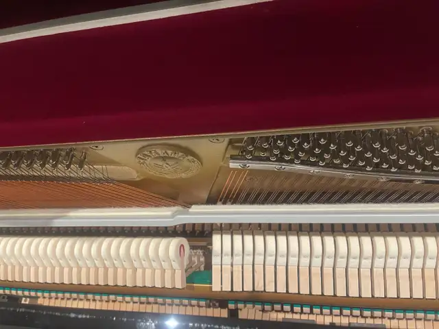 Yamaha Piano in Pianos & Keyboards in Laval / North Shore - Image 5