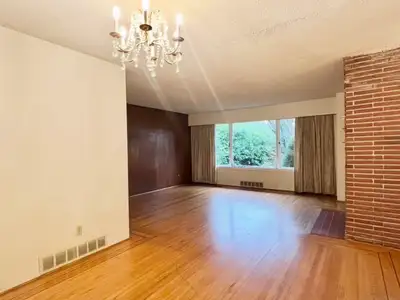 Very competitive price for a whole house in Ambleside, West Vancouver! This charming and fully priva...