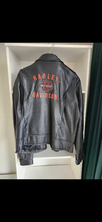 Selling an authentic men's Harley Davidson leather motorcycle jacket, size large. Excellent conditio...
