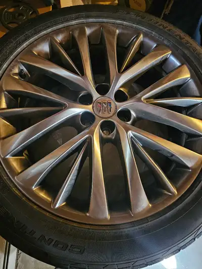 4000km on rims and tires 2025–2026 Buick Enclave 22x8.5 with a 6 x 120mm bolt pattern and a 50mm off...