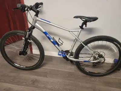 GT Aggressor Expert 27.5" Mountain Bike, 28 Speed, Aluminum Frame, Hydraulic Disc Brakes, Hardtail L...