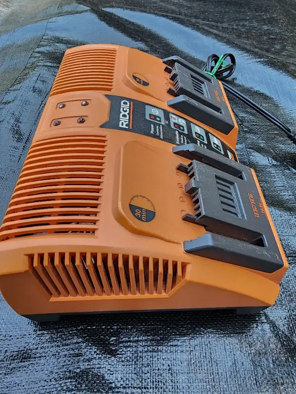 Ridgid Double Bank Rapid Max 12V, 14.4V & 18V Battery Charger in Power Tools in Windsor Region - Image 8