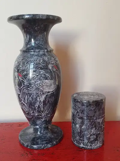 Vase et boîte marbre noir gravée Black marble etched vase, View more