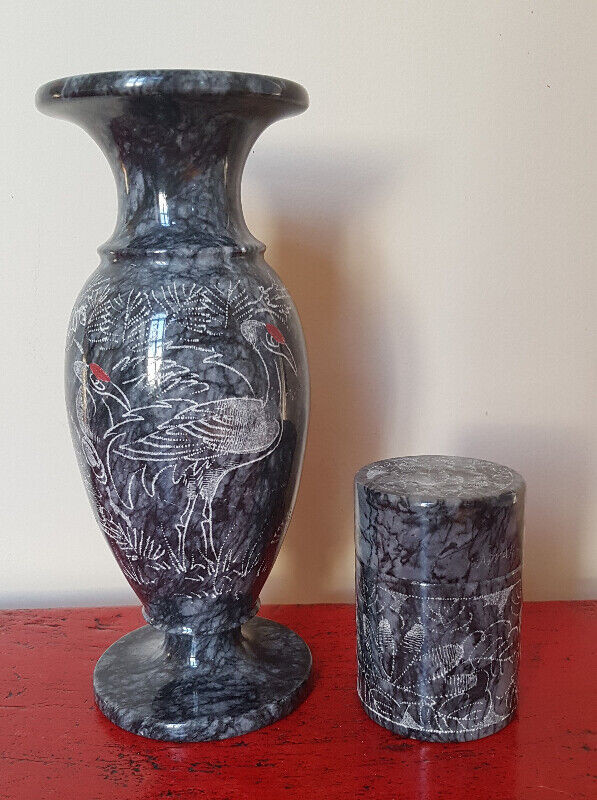 Vase et boîte marbre noir gravée Black marble etched vase dans Art et objets de collection  à Laval/Rive Nord