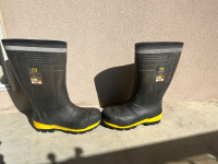 Like new! Construction Steeltoe rain boots size 12(fits size 13)