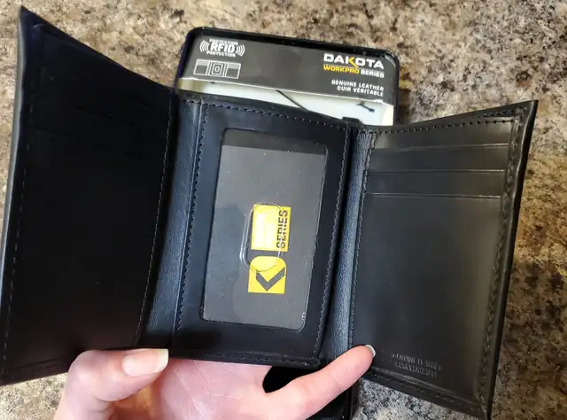 Men’s Dakota Wallet in Men's in Grande Prairie - Image 4