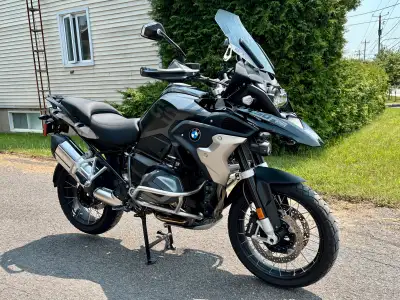BMW R1250GS Triple Black de 2022 avec seulement 7200km (évolutif) à vendre. Elle a toutes les option...