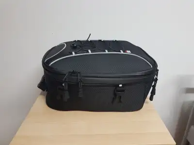 Selling for a friend, a KEMIMOTO Motorcycle Tail/Seat Bag with Rain Cover. In good condition. Pick U...