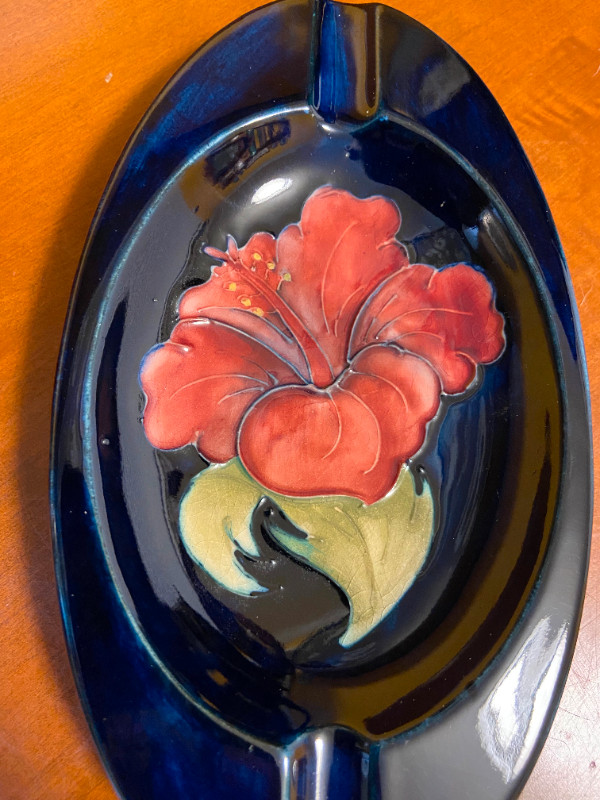 Vintage Moorcroft England Hibiscus Oval Ashtray Art Pottery Sign in Arts & Collectibles in Oshawa / Durham Region - Image 2