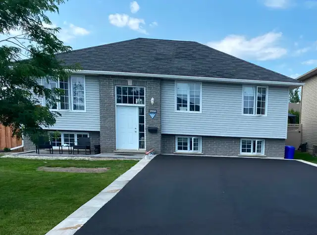 1 ROOM LEFT! Clean, Quiet Female Shared Home – Furnished Room