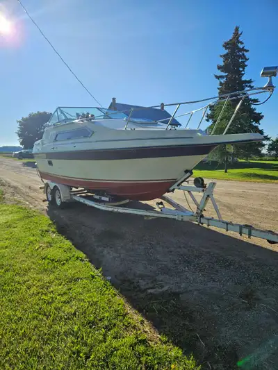 This Thundercraft Magnum Express is a classic cabin cruiser ready for your next adventure on the wat...