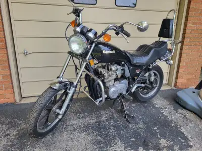 1981 KZ550LTD with 47977km. smooth 4 cylinder gas powered. can be sold with the accessories (saddle...