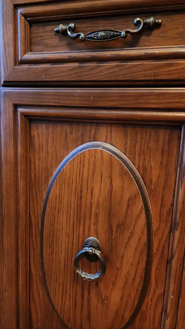 Antique Buffet and Hutch in Hutches & Display Cabinets in City of Toronto - Image 6
