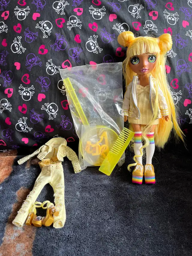 Rainbow, high doll ( Yellow) in Toys & Games in Oshawa / Durham Region - Image 2