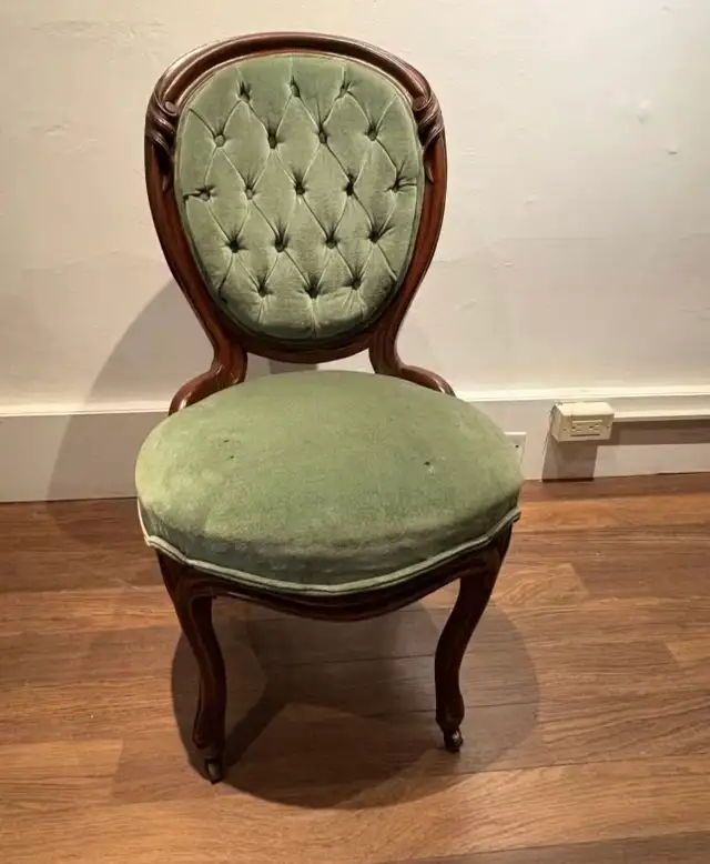 Antique Armchair in Chairs & Recliners in Markham / York Region - Image 4