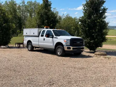 Service Truck with Oil Lube Skid, 2016 Ford F250 Superduty - 190,000km with 6000 hours - Gas 6.2 L -...