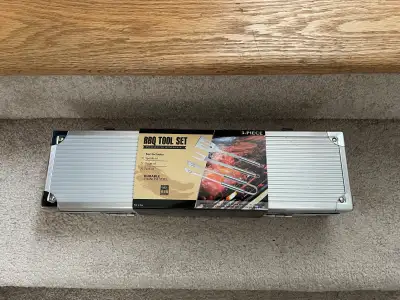 Brand: BBQ Cook-Off Includes: - Spatula x1 - Tongs x1 - Fork x1