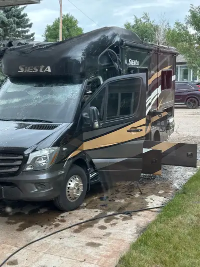 This beautiful Motorhome, unfortunately succumb to a fire, the interior is completely gone however,...