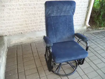 un fauteuil bercant et pivotant en tissu velour marine $250.00 s.v.p. téléphonez-moi au (450-441-054...