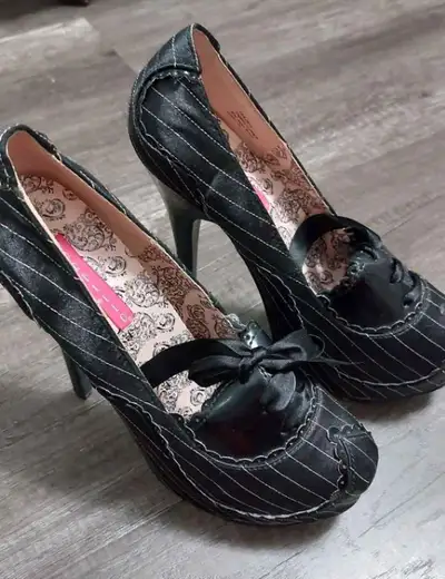Never worn Size 7 Upper Kenilworth & Fennell area See my other ads.