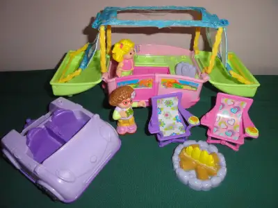 Ensemble de camping Fisher Price Little People. Comprend 2 figurines articulées, auto, camping car m...