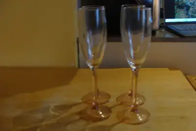 4 coupes ou flutes à champagne couleur rose, View more