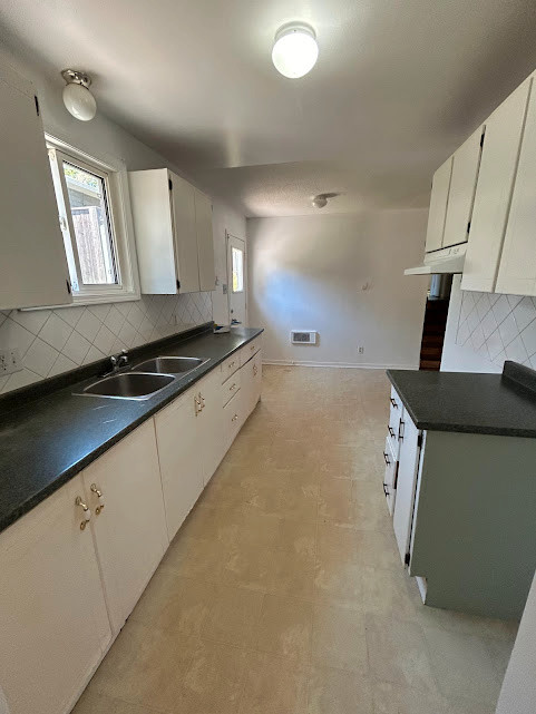 ELLIOT LAKE: 2 Bedroom detached backsplit on a corner lot in Long Term Rentals in Sudbury - Image 3