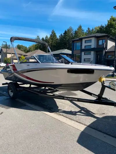 Glastron GTS 185 Année 2017 Moteur Mercury 4.3L Plateforme de baignade Tapis antidérapants Toit bimi...