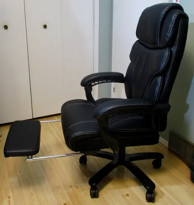 NEW Leather Office Chair, holds 400lbs, Reclines with Footrest in Chairs & Recliners in Kelowna - Image 4