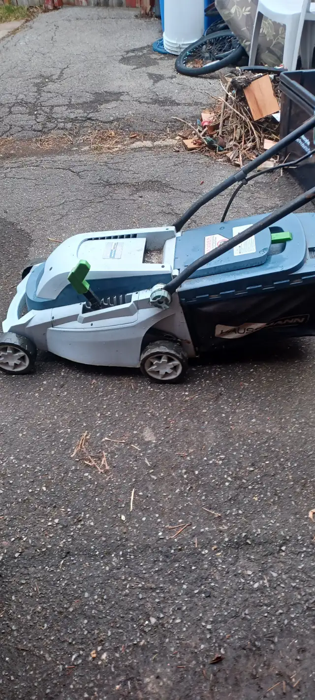 Electric lawnmower. in Lawnmowers & Leaf Blowers in Cornwall - Image 3