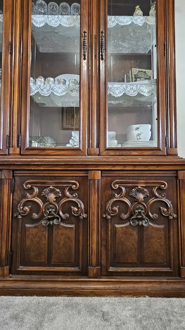 Hutch & dinng table. in Hutches & Display Cabinets in Hamilton - Image 5